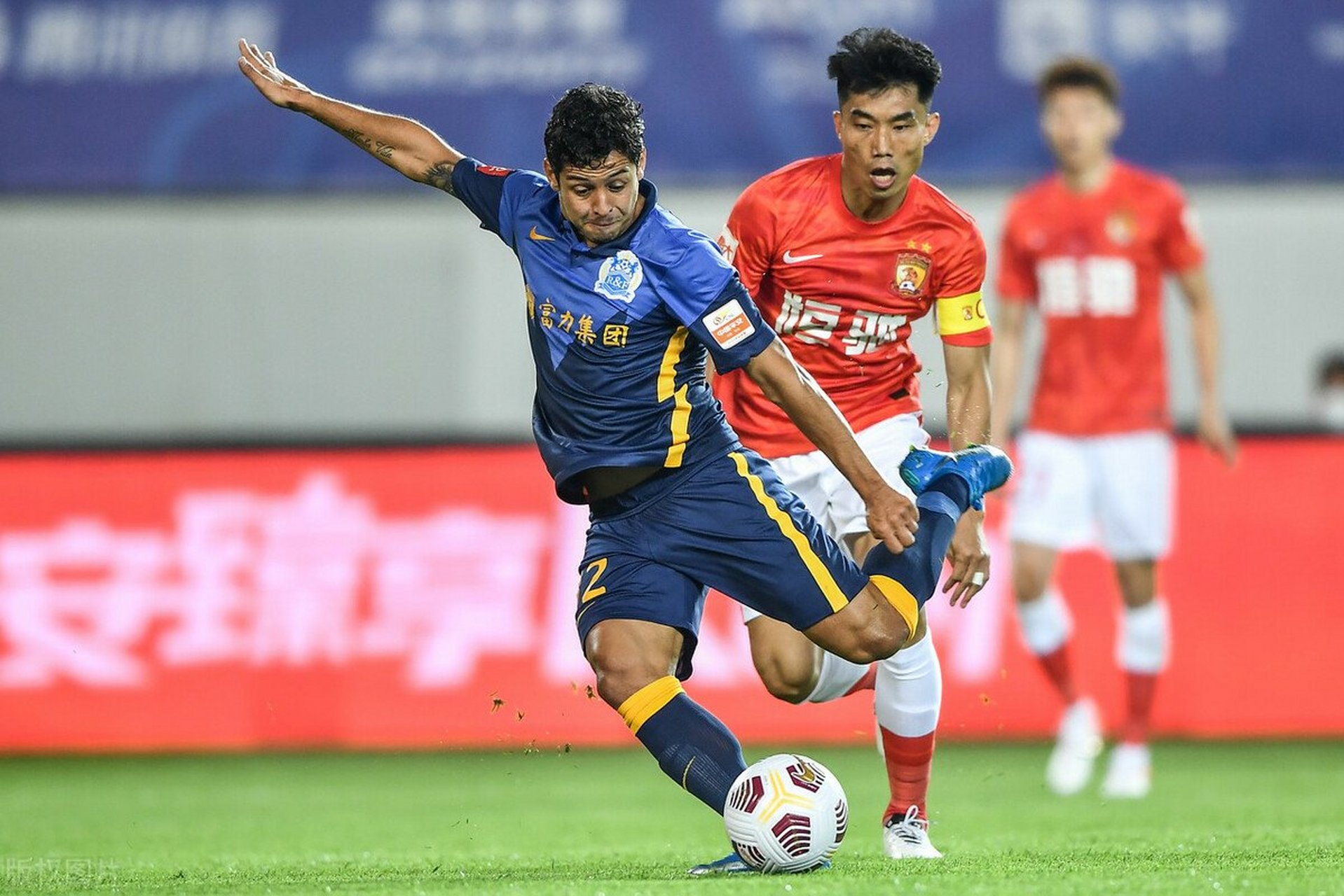 包含广州恒大力争击败广州富力，斗志昂扬！的词条