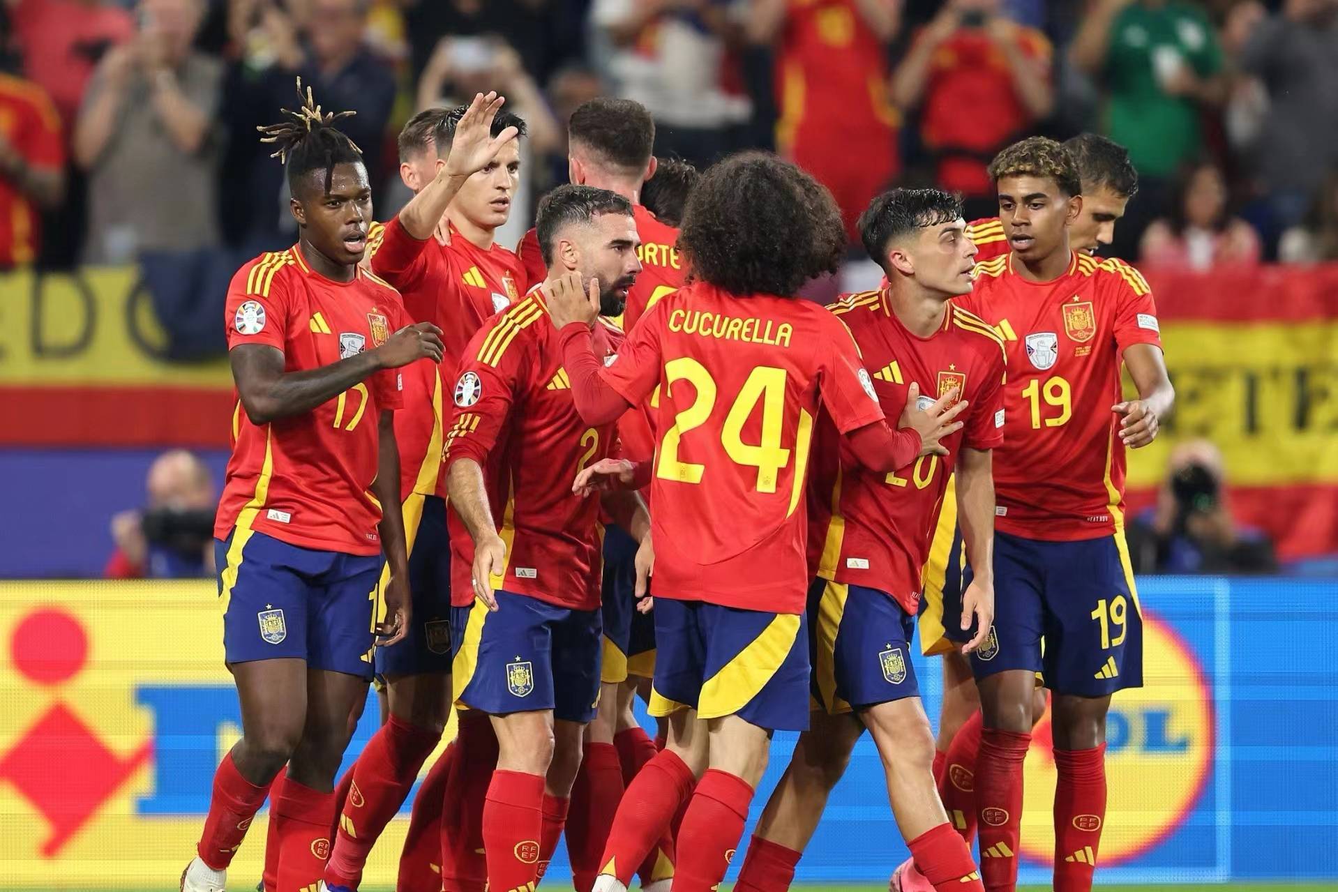 包含西班牙队在比赛中获得胜利，晋级形势乐观的词条